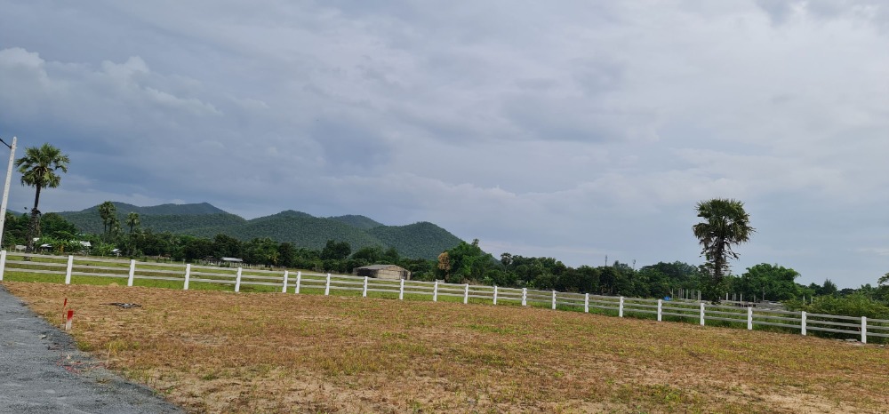 For SaleLandChiang Mai : Land for sale, beautiful, inexpensive, good feng shui, 360 degree surrounding mountains, San Kamphaeng, Chiang Mai. Fill and build a house, square 160 sq m, 1,300,000 baht, plot the 5th rim in the picture, 160 sq m. It's big and good. Contact Khun Gin