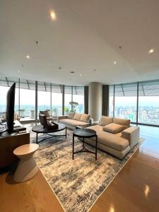 For RentCondoWitthayu, Chidlom, Langsuan, Ploenchit : Magnolias Rajadamri Boulevard - Top Floor Penthouse Duplex / Beautifully Furnished & Stunning Views