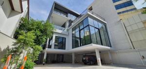 For RentHouseSukhumvit, Asoke, Thonglor : 🔥🔥Risa02261 4 storey detached house for rent, Thonglor 930 sq m, 150 sq m, 4 bedrooms, 5 bathrooms, 1 living room, 1 kitchen, 12 parking spaces. There is a swimming pool and a private elevator. 400,000 baht only 🔥🔥