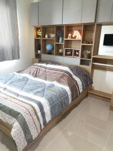 For RentCondoPattanakan, Srinakarin : 💥Urgent, very good price, beautiful room 063-479-8245, furniture + complete electrical appliances