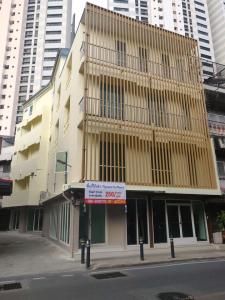 For RentTownhouseSukhumvit, Asoke, Thonglor : Quick rent!! Very good price, five-storey townhouse, beautiful decoration, renovated building.