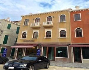 For RentShophouseNawamin, Ramindra : For Rent Commercial building for rent / Home Office 3 floors, Venice Di Iris project, Venice Di Iris Watcharaphon, very good location, 3 air conditioners, newly painted / suitable for offices, shops, other companies can be registered