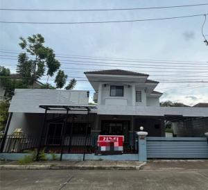 For SaleHouseChiang Mai : Worth it. Selling a 2-storey house in the project. Selling for only 2.75 million baht. It's very overestimated. Near the market, Sam Yaek km. Near Meechok Plaza, go to #Central Festival Chiang Mai 4 km. Over 4 hrs. 2 hrs. 54.6 sq m.