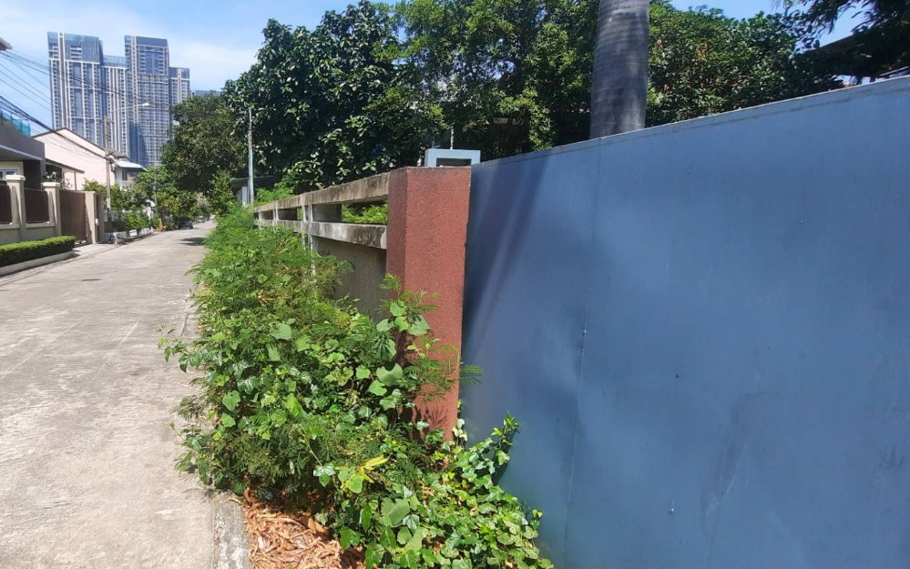 For SaleLandOnnut, Udomsuk : Land for sale on Sukhumvit 101 road. Wachirathamsatit 191 sq m. Enter from Sukhumvit Road a little bit. Near BTS Punnawithi Station True Digital Park Suitable for living or doing business