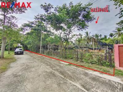 For SaleLandPhutthamonthon, Salaya : Land for sale in the village of Om Thai, area 417 square wah, next to the Sampran Land Office. plus a Thai house