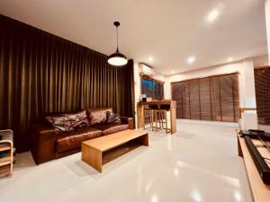 For RentHousePinklao, Charansanitwong : For rent Life Bangkok Boulevard Ratchaphruek-Charan 🔥 ready to move in 15/Aug/2022 ** The tenant suddenly moved to Thailand, just released the room. Usable area 210 sq.m. / 2 floors / 4 bedrooms, 3 bathrooms / 2 car parks