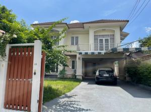 For RentHouseSapankwai,Jatujak : (MR021) RENT ! Single house in Saphan Khwai area, big house, good price