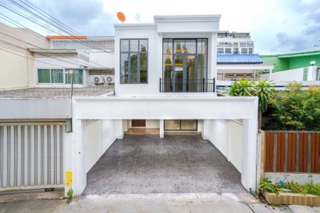 For SaleTownhouseSukhumvit, Asoke, Thonglor : Townhome for sale, Ekkamai Soi 12, 2 minutes to Thonglor, new design, modern, natural light in the middle of the house.