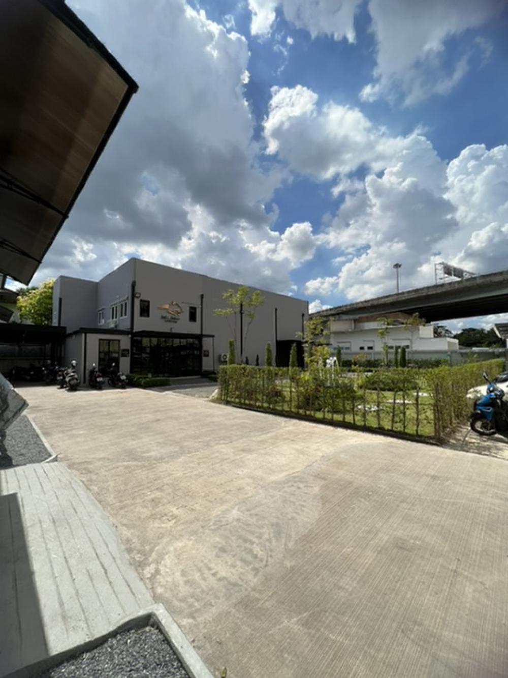 For SaleLandRama9, Petchburi, RCA : sell!!! at Soi Soonvijai Near Ekamai intersection, Praditmanutham, 1 rai 30 square wa, accessible in many ways, beautiful, able to build an 8-storey building (owner sells by himself)