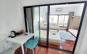 For RentHome OfficeChiang Mai : Instant Profit !! Urgent, the most popular hostel in airbnb near Nimman, for rent with cool furniture, decorated in loft style.