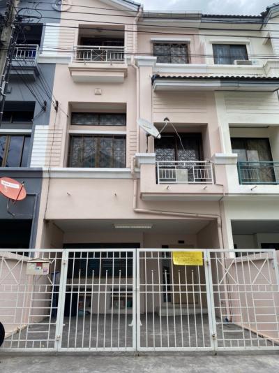 For SaleTownhouseRatchadapisek, Huaikwang, Suttisan : Urgent sale, 3-storey townhome, ready to move in Pracha Uthit Road behind the Lao embassy Wang Thonglang District for sale by owner
