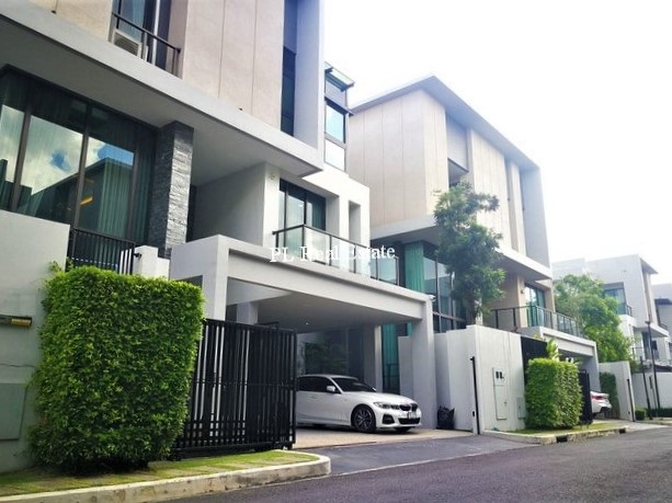 ขายบ้านเลียบทางด่วนรามอินทรา : ขายบ้านเดี่ยวหรู Super Luxury Villa 3 ชั้น โครงการ บ้านกลางเมือง คลาสเซ่ เอกมัย-รามอินทรา จากบริษัท AP Thailand เดินทางสะดวก ใกล้เลียบด่วน เอกมัย-รามอินทรา  เหมาะอยู่อาศัยเป็นครอบครัว