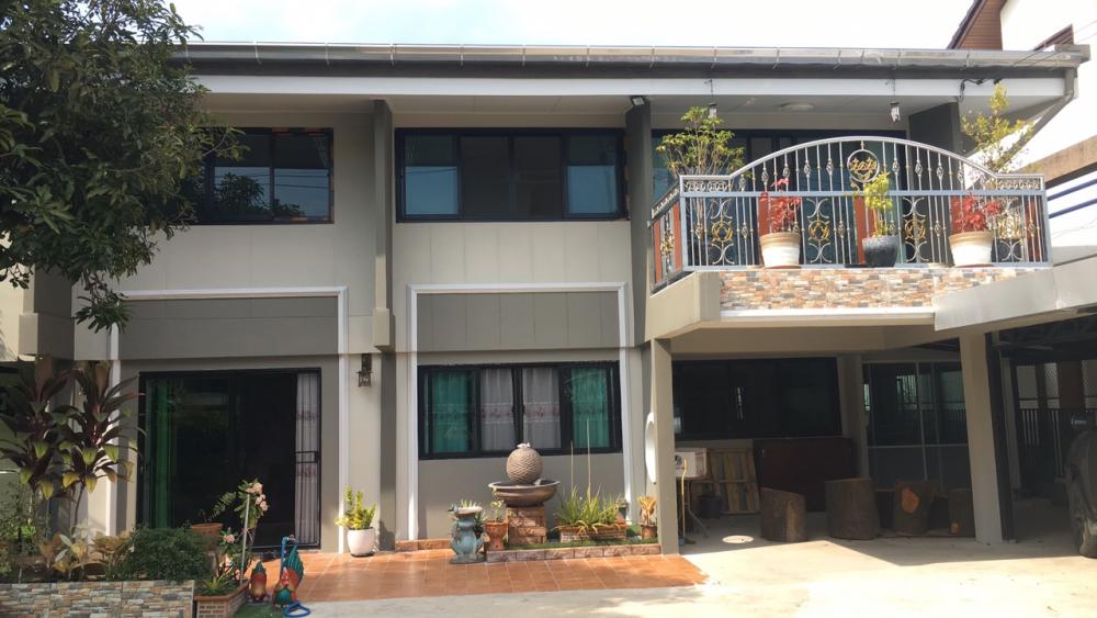 For RentHouseMin Buri, Romklao : Beautiful house, good atmosphere, spacious, lawns can play golf comfortably, good weather, quiet on Ramkhamhaeng Road.