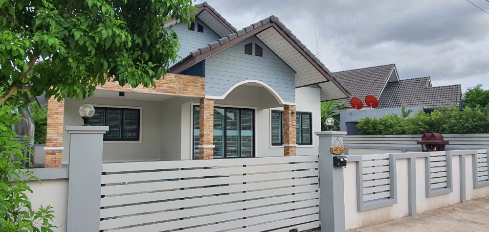 ขายบ้านระยอง : ขายบ้านหลังใหญ่ 3 ห้องนอน 2 ห้องน้ำ ขนาด 70.5 ตร.ว. ซอยบ้านแลง 30 รีโนเวท ตกแต่งใหม่ทั้งหลัง ชุดครัวใหม่ เครื่องปรับอากาศใหม่ วอลเปเปอร์ใหม่ ที่จอดรถกว้าง ขายถูกกว่าตลาด 2.85 ล้านบาท กู้ได้เต็ม ต่อรองได้ พัช 098-789-4197