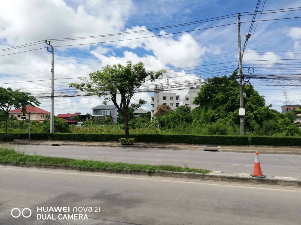 For SaleLandBangna, Bearing, Lasalle : Land for sale in prime location, beautiful plot, 4 rai 3 ngan, 19.3 sq m., next to Sukhumvit Road, Soi 105 Lasalle 38-40, orange layout, suitable for building apartments, condominiums, selling 240,000 baht per sq m, special discount to 240,000 baht per sq