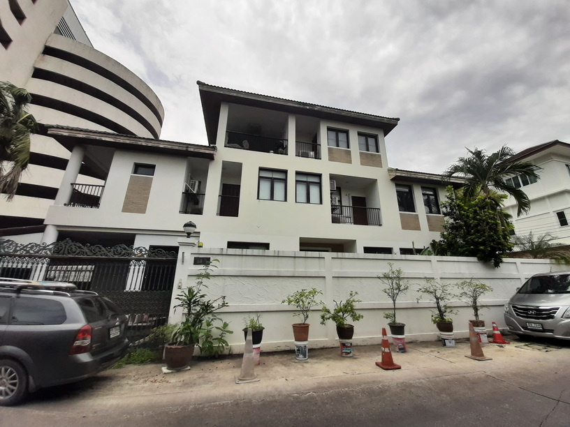 For SaleHouseLadprao, Central Ladprao : 3-storey detached house, next to Thai Airways Headquarters, 73 sq m., prime location, price negotiable.
