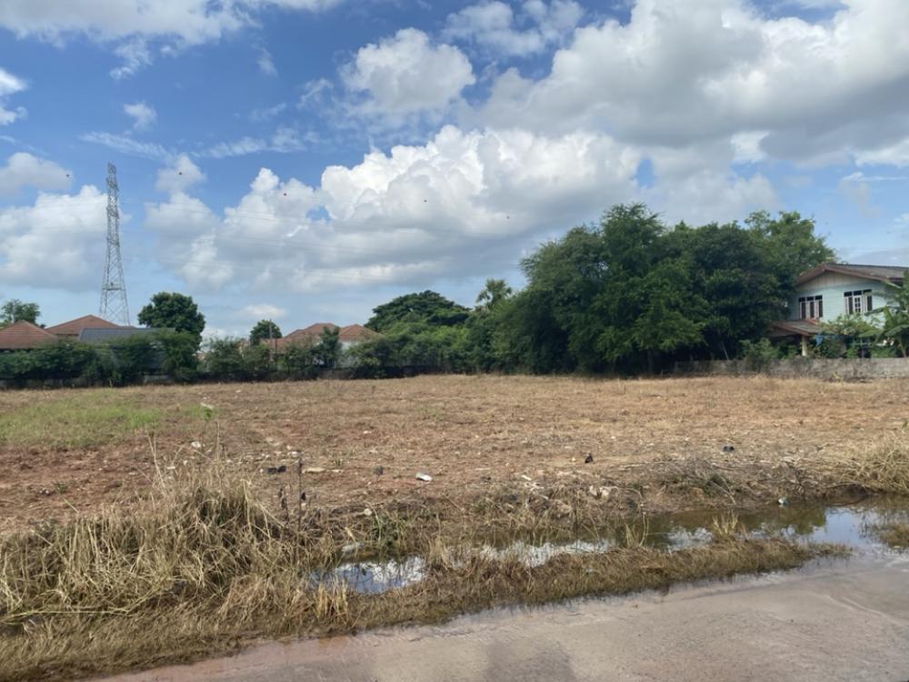 For SaleLandKhon Kaen : ❤️❤️❤️ Land for sale near Nong Krot Lake, 12.5 million per rai, conversion only 26 million ❤️ Mueang District, Khon Kaen Province, luxury location in the heart of Khon Kaen city. Beautiful view near Nong Krot Lake. There is a road cutting through it. Ther