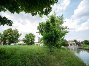 For SaleLandVipawadee, Don Mueang, Lak Si : 399.8 sq m., the last plot in Phase 1, no more waterfront land!! Land for sale in the best location in Grand Canal Donmuang Village, near the Red Line. near Don Mueang Airport
