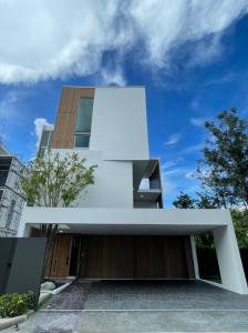 For RentHousePattanakan, Srinakarin : BR33 Single house for rent with beautiful garden VIVE Rama 9 3 storey detached house #new house (never rented) #full electrical appliances