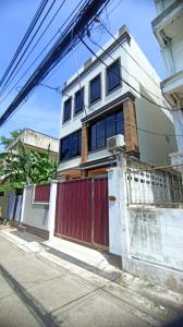 For RentHouseSathorn, Narathiwat : Single house in Soi Sathorn for rent. Near Assam Primary School, large parking space, 3 floors, 3 bedrooms, 3 bathrooms, great price, only 32,000 baht