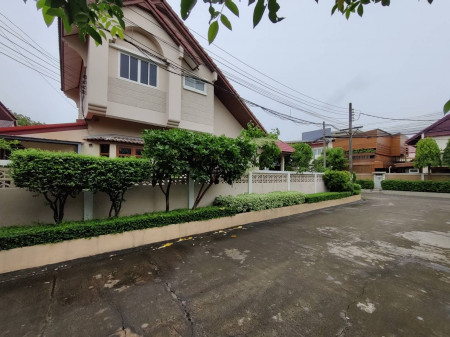 For SaleHouseVipawadee, Don Mueang, Lak Si : Great value sale! Baan Chuan Chuen - Bang Khen (new condition, decorated with real teak wood throughout) 101 sq wa, 400 sq m, 5 bedrooms, 5 bathrooms, extra wide behind the corner, can park 8-9 cars.