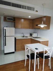 For RentCondoSilom, Saladaeng, Bangrak : Focus on Saladaeng | One bedroom unit, beautiful decoration, white theme, suitable size, in the heart of Soi Saladaeng. Decorated with built-in furniture, clean, white