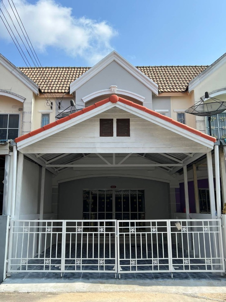 For SaleTownhouseSriracha Laem Chabang Ban Bueng : ๊Urgent sale, townhome, Prapassorn, Green Park, Bowin, Sriracha, Bowin, Chonburi, size 22.5 sq m., size 3 bedrooms, 2 bathrooms, price 1.59 million baht.
