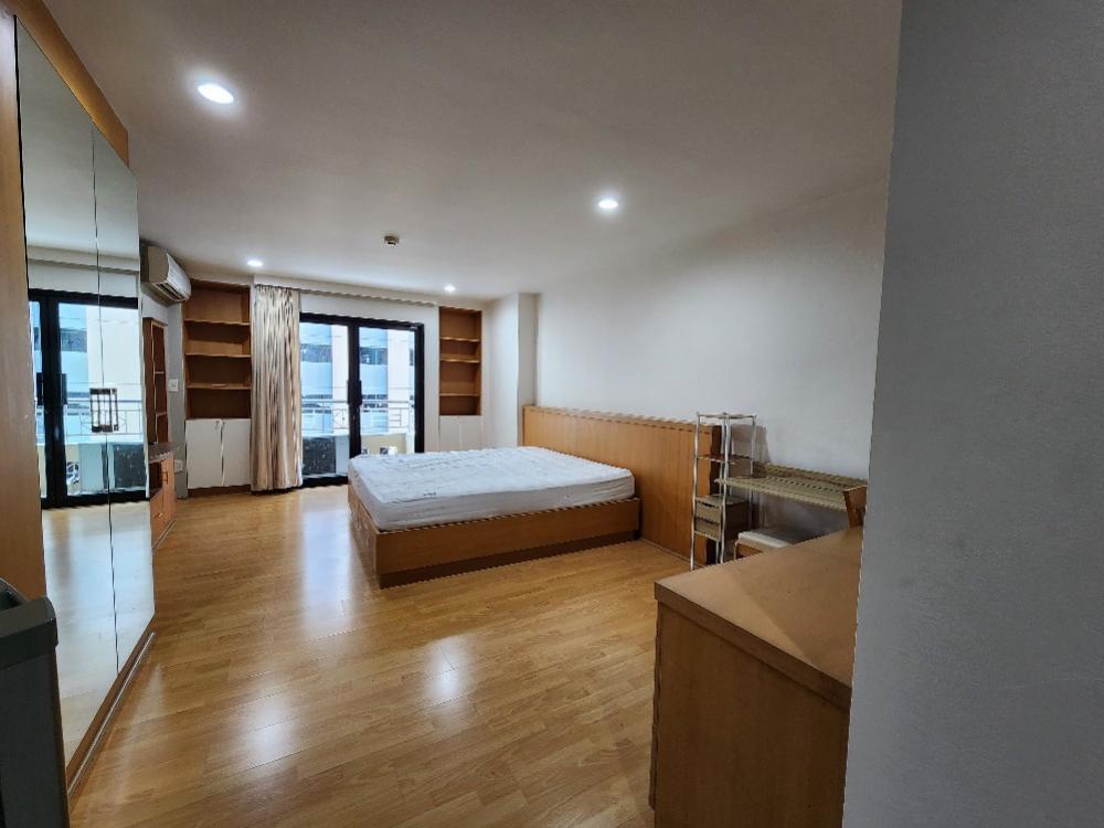 For RentCondoSilom, Saladaeng, Bangrak : Silom Terrace | Great value room, very good price, suitable for renting for students. There is a parking space for one car. Make an appointment to see before the room is reserved.