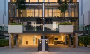 ให้เช่าตึกแถว อาคารพาณิชย์พระราม 9 เพชรบุรีตัดใหม่ RCA : RB802 RENT Luxury Home Office 5 ชั้น ใจกลางพระราม 9