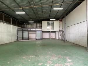 For RentWarehouseRatchadapisek, Huaikwang, Suttisan : Rent a warehouse with office next to MRT Ratchadaphisek, size 320 square meters: 2 parking spaces, office, bathroom and 1 room upstairs