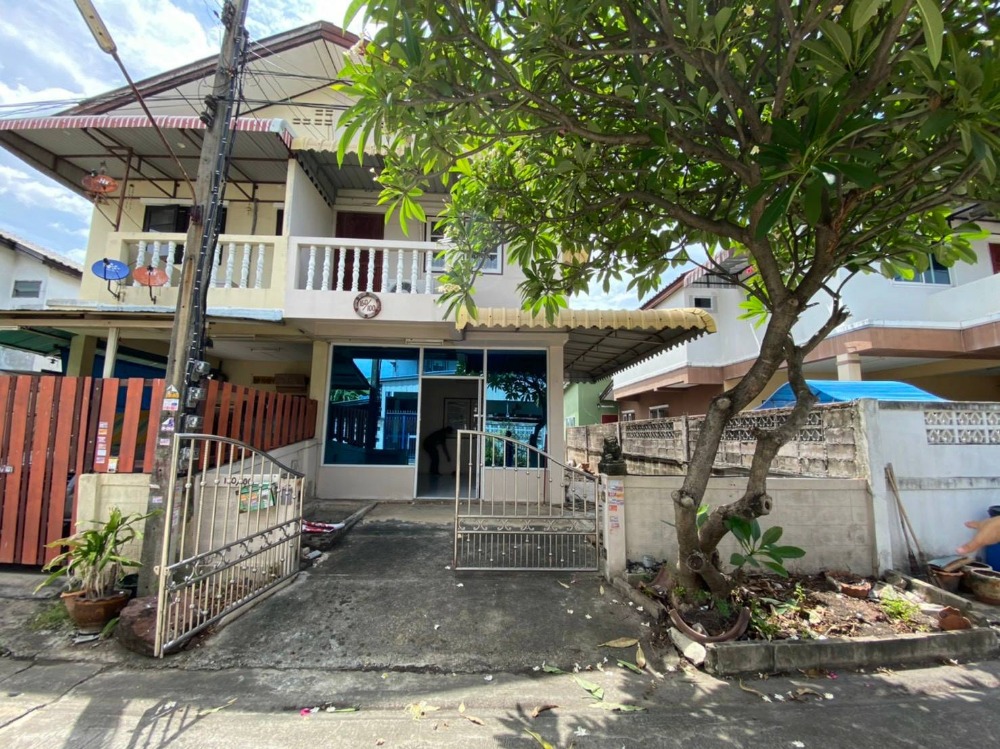 For SaleHouseMahachai Samut Sakhon : 2-storey twin house for sale, area 42.3 square wa. There is an area behind the village of Hansa 3,4 Soi 5, Krathumbaen, Samut Sakhon.