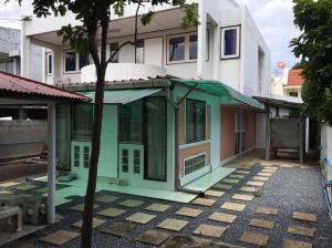 For RentHousePattanakan, Srinakarin : House for rent, 2 floors, 75 sq m, 233 sq m. 3 bedrooms, 2 bathrooms, air conditioner, fully furnished. 2 car park roof structure, Phatthanakan 74 Road