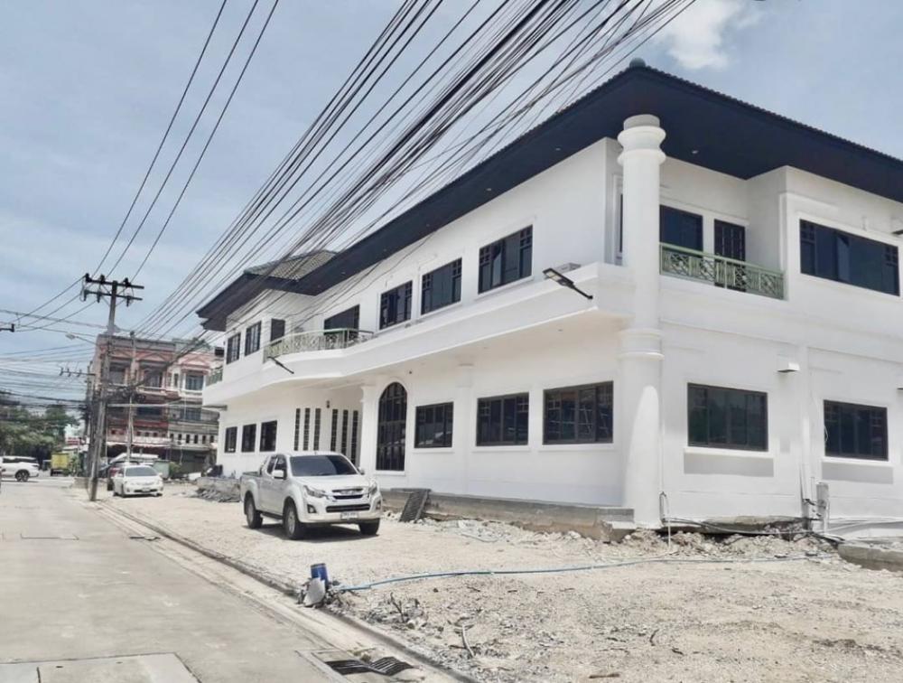 For RentRetailBangna, Bearing, Lasalle : For rent, Stand Alone building, next to Lasalle Road, doing business, has parking for 30-35 cars in the area around the food ✨
