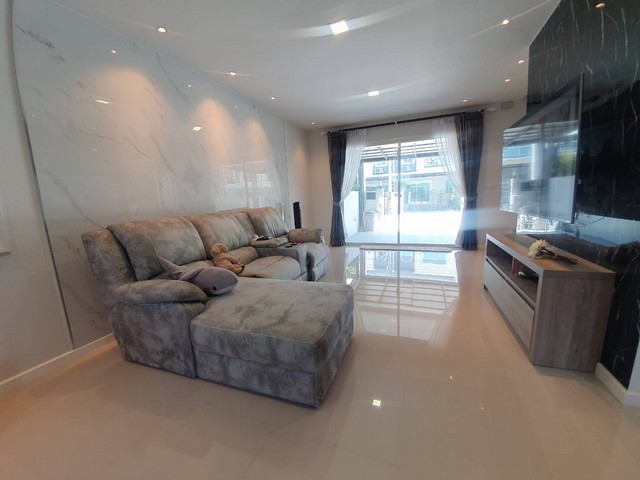 For RentTownhouseLadkrabang, Suwannaphum Airport : Townhouse for rent, THE VERONA, Rama 9 ring road, corner room, furnished, ready to move in, fully furnished.