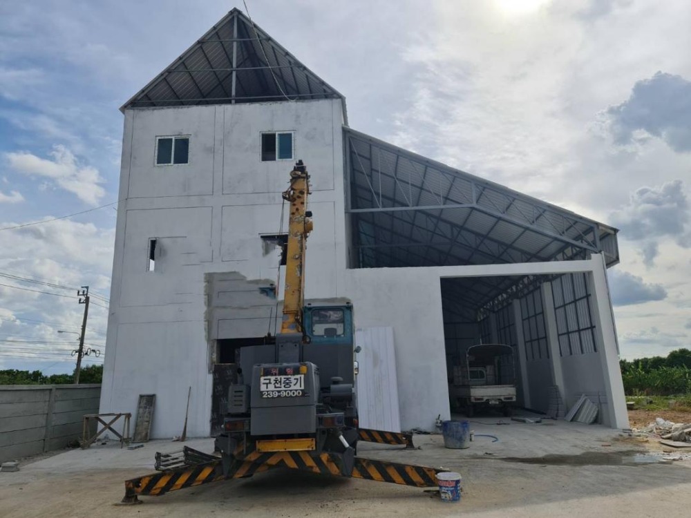 For RentWarehouseNonthaburi, Bang Yai, Bangbuathong : Warehouse for rent, office near Salaya, big cars can go in and out (new build)