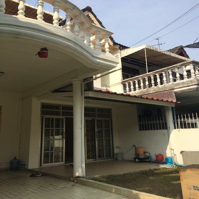 For RentTownhouseOnnut, Udomsuk : Townhouse for rent, 2 floors, 20 sq. wa., 3 bedrooms, 2 bathrooms, air conditioning, partially furnished, near BTS On Nut, only 1 km. Price 20,000 baht, Sukhumvit 50 Rd.