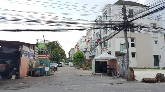 For SaleTownhousePattanakan, Srinakarin : Townhome for sale, Srinakarin Grand Home, total area 25 sq.w., can exit On Nut, near BTS, near Seacon Square