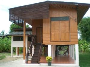 ให้เช่าบ้านลำปาง : บ้านไม้สักกลางเมืองลำปางให้เช่าพร้อมสวน