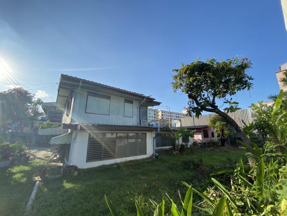 For SaleLandBangna, Bearing, Lasalle : Land for sale 351 square meters with a house near BTS Bearing, special price