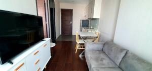 For RentCondoSukhumvit, Asoke, Thonglor : 🔥C Ekkamai Condominium 🔥Rent only 18,000 baht/month🔥 This price includes common fee, area 35 sq.m., 26th floor, 1 bedroom, 1 bathroom.