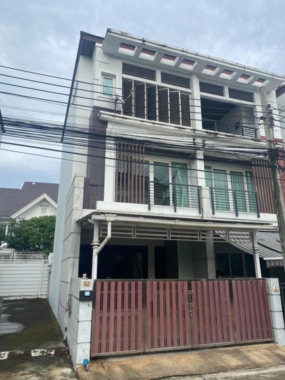For RentTownhouseYothinpattana,CDC : 🏡LK208 townhome for rent 3-storey t , Baan Klang Muang project. Urbanion Rama 9-Ladprao, 3 bedroom, 3 bathroom, built-in luxury with bathtub, near Town in Town - only 32,000/month