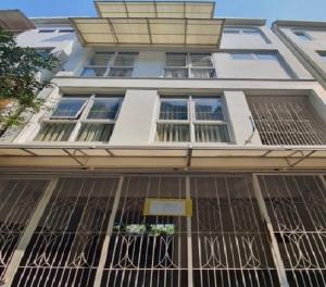 For RentTownhouseAri,Anusaowaree : For Rent Townhome for rent, 4 floors, Soi Aree Samphan, enters Soi 800 meters, very good location, near BTS Ari - 1.7 KM. 5 air conditioners, fully furnished, can live in