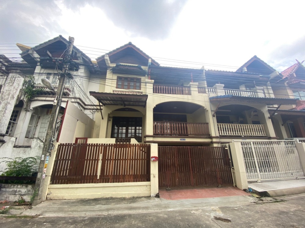 For SaleTownhouseRatchadapisek, Huaikwang, Suttisan : Special price!! 3-storey townhome for sale, Rin Village project, in Soi Ratchada 32, area size 31.4 sq m. Only 1.5 km from the main road Ratchadaphisek, in good condition, strong structure. Quiet atmosphere!!!
