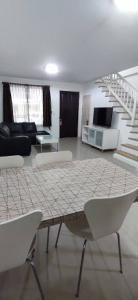 For RentTownhouseKaset Nawamin,Ladplakao : Townhome for rent 3 floors Town Plus Kaset-Nawamin. fully furnished Suitable for office and residence