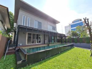 For RentHouseRamkhamhaeng, Hua Mak : For rent 2 storey detached house with private pool, Ramkhamhaeng Road, 2 bedrooms, 2 bathrooms, 2 bedrooms, maid. Rent 120,000 baht/month near ABAC University, Ramkhamhaeng Road.