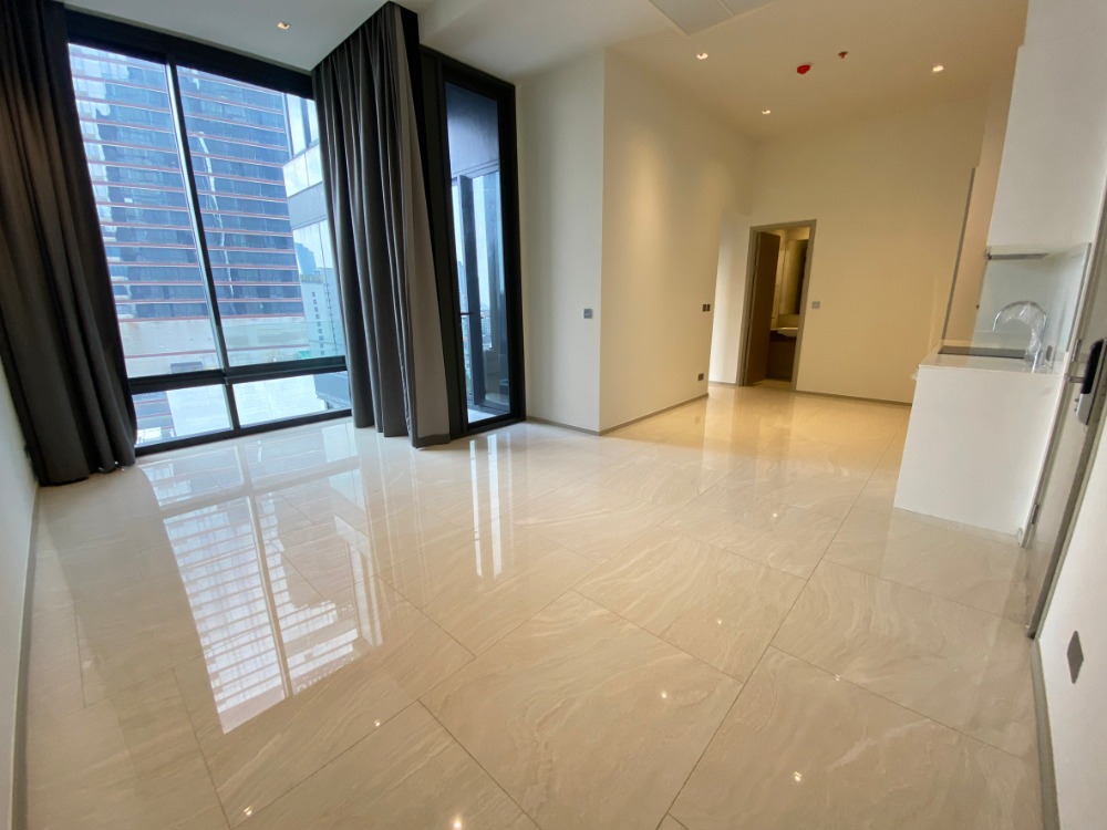 For SaleCondoSilom, Saladaeng, Bangrak : Ashton Silom Condo for SALE Urgent Sale ** Ashton Silom, room size 72 sq m. Ready to move in @ 13,900,000 baht Call 096-2615656