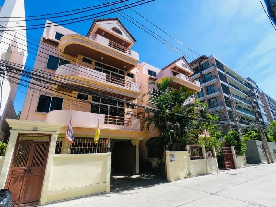For RentHouseSukhumvit, Asoke, Thonglor : 4 storey detached house for rent in Phrom Phong area. Soi Sukhumvit Soi 31, 2 intersections, behind the corner, near BTS Phrom Phong
