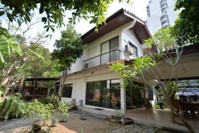 For SaleHouseLadprao, Central Ladprao : House for sale, Soi Ladprao 35, near Phawana Station, 2 floors, 122 square meters, just 300 meters from the alley.