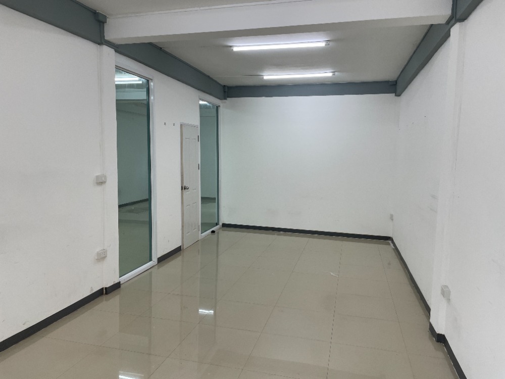 For RentShophouseRatchadapisek, Huaikwang, Suttisan : RH904 Building for rent, 2nd, 3rd and 4th floor for office building. Huai Khwang-Din Daeng area