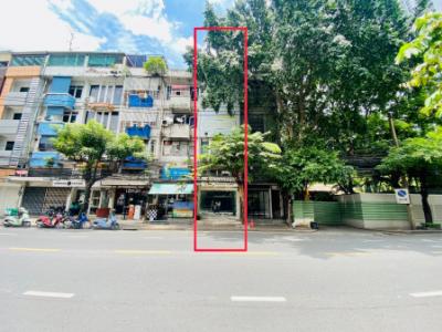 For SaleShophouseSukhumvit, Asoke, Thonglor : Commercial building for sale on Ekamai road, usable area 352 sq m, size 16 sq wa, near BTS